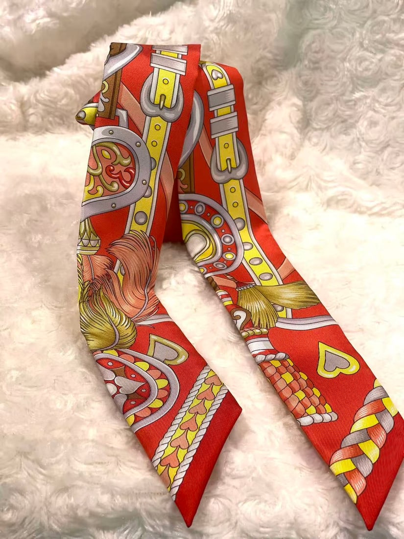 HERMES Sac Harnais de Coeur Twilly Scarf: Item Name:Hermes Sac Harnais de Coeur Twilly Scarf Brand:Hermes Model No.:H064090S 10 Sizs:86cm*5cm Material:Silk Accessories:N/A