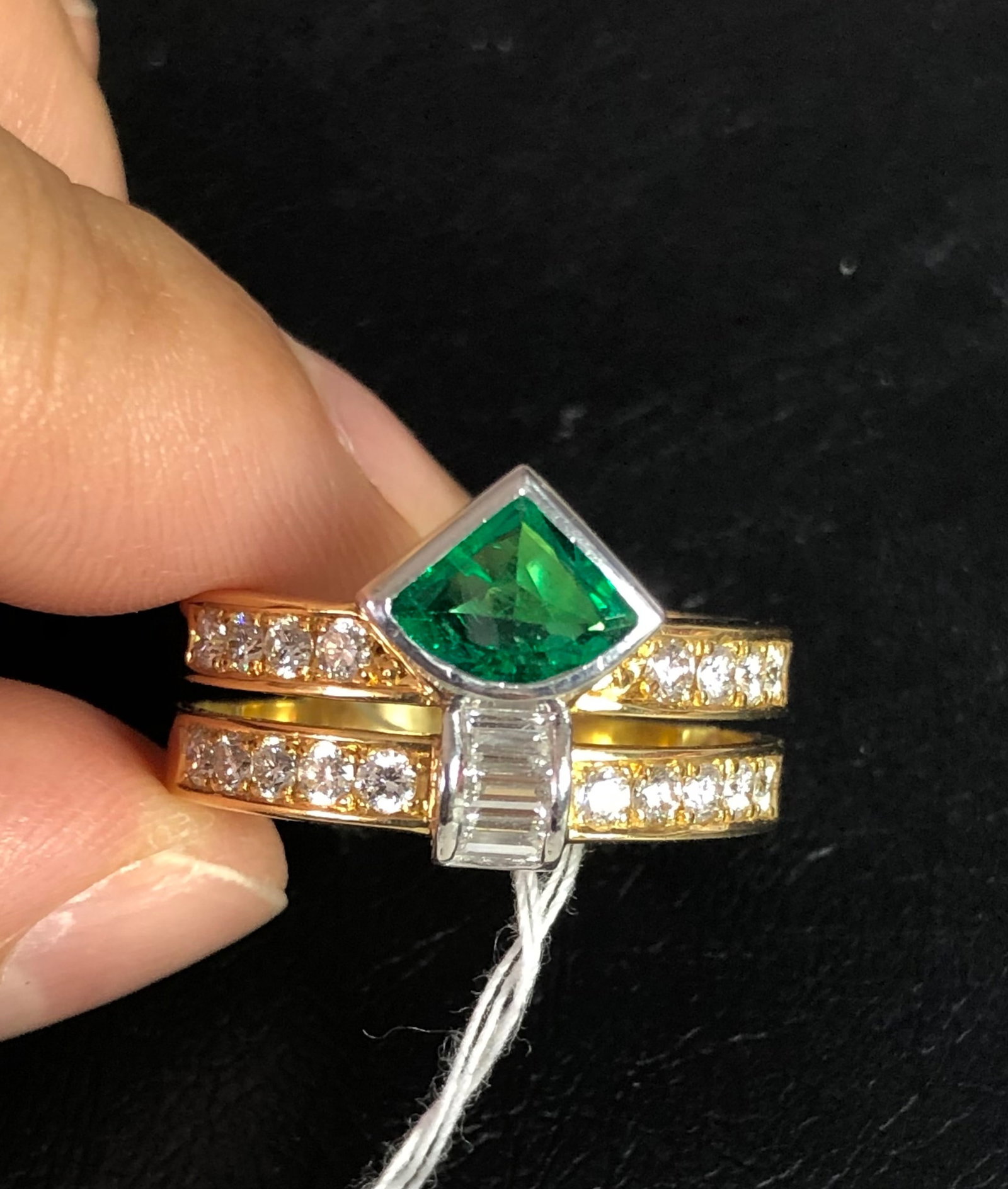 PT900/K18 EMERALD RING: Type:RING Diamond:0.70ct EMERALD:0.51ct Metal:T900/K18 Size:5.5(US) Accessories:N/A