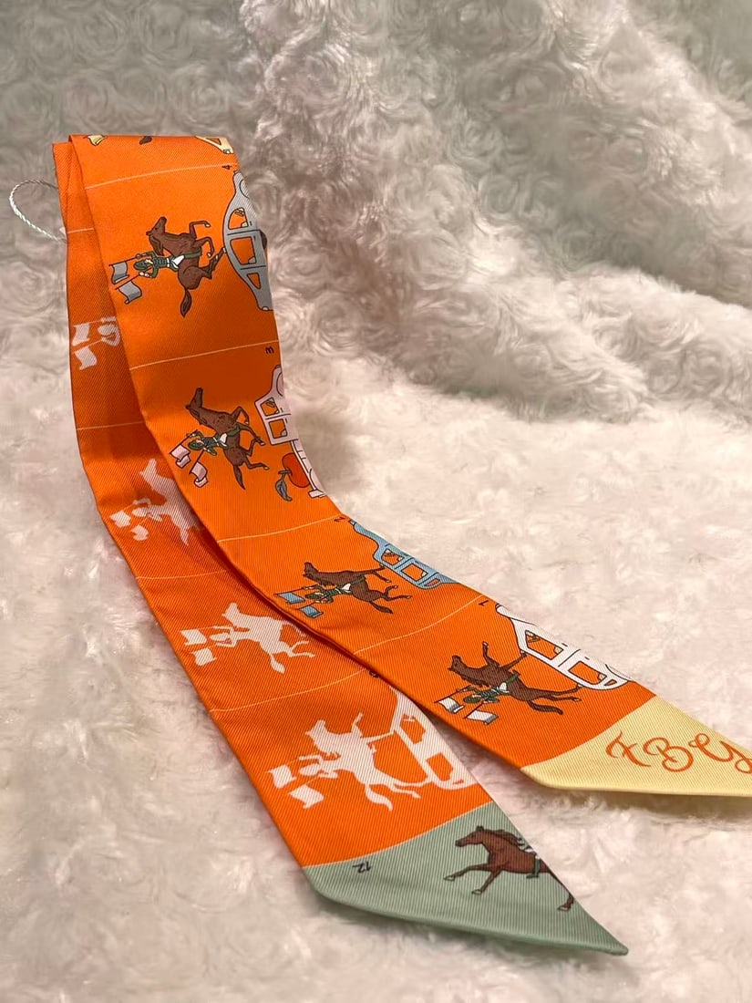 HERMES Parade en Fanfare Twilly Scarf: Item Name:Hermes Parade en Fanfare Twilly Scarf Brand:Hermes Model No.:H064150S 05 Sizs:86cm*5cm Material:Silk Accessories:N/A