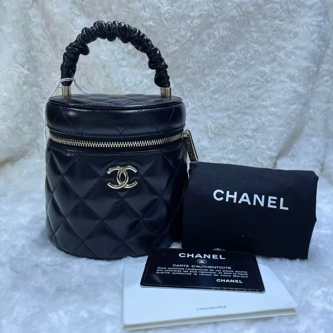 CHANEL 22S Vanity Case Buckle: Item Name: Chanel 22s Vanity Case Black Buckle Brand: CHANEL Model No.: 31979023 Sizs:13.5cm*13.5cm*11.5cm Color:Black Material:Sheepskin Leather Accessories:Card/Dust Bag