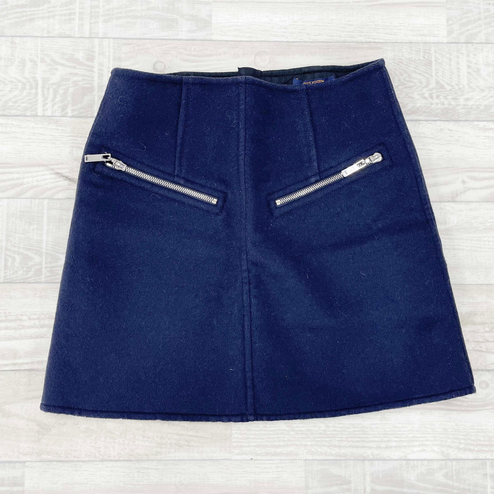 LOUIS VUITTON Wool Zip Skirt: Item Name:LOUIS VUITTON Wool Zip Skirt Brand:Louis Vuitton Model No.:622N Sizs:34 Material:Wool Accessories:N/A