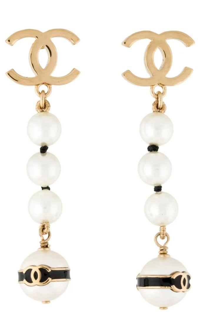 CHANEL 24S Faux Pearl Resin CC Drop Earrings: Item Name:Chanel 24S Faux Pearl Resin CC Drop Earrings Brand:Chanel Model No.:B24S 2024YR Sizs:N/A Material:Metal/PVC Accessories:Box