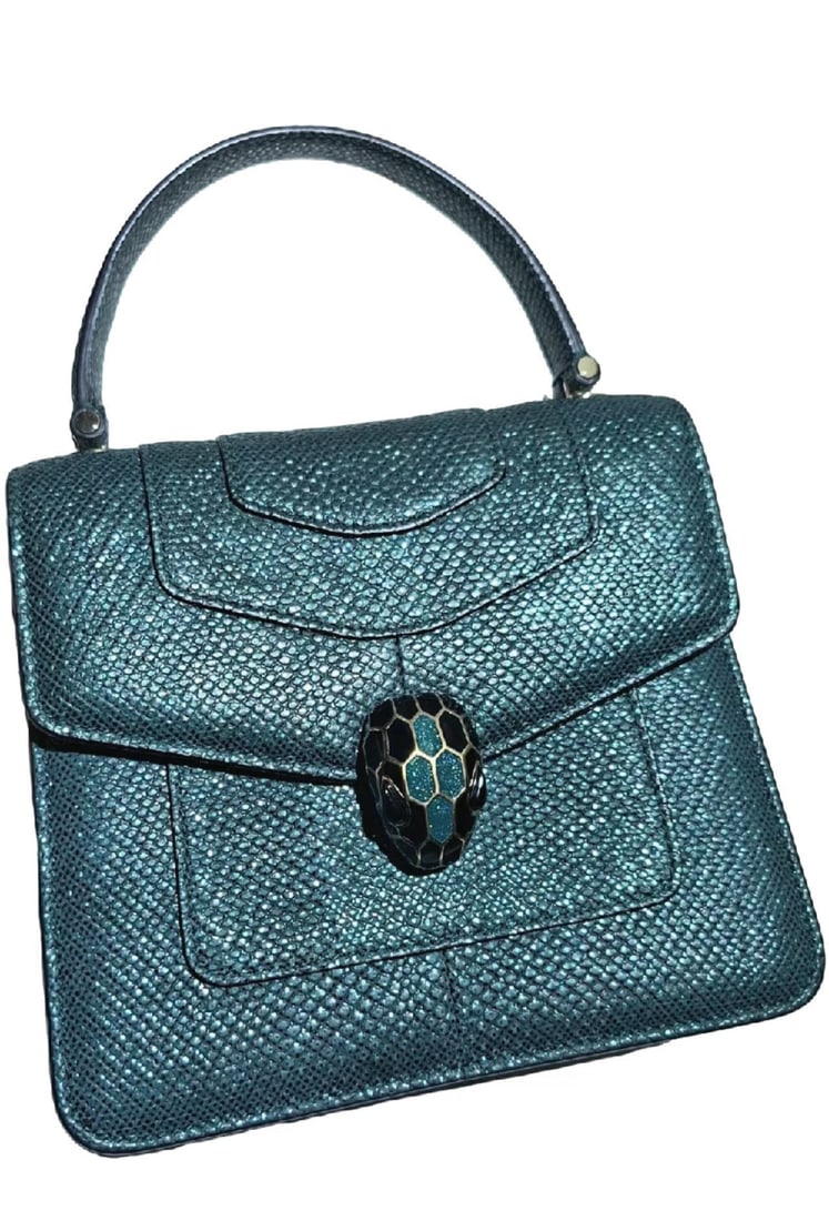 BVLGARI BULGARI Serpenti Forever Emerald Green Shoulder Bag: Item Name: Bulgari Serpenti Forever Emerald Green Shoulder Bag Brand: BVLGARI Model No.:3279369Y Sizs:20.5cm*15cm*9cm Color:Green Material: Shiny Karung Skin Accessories:Mirror