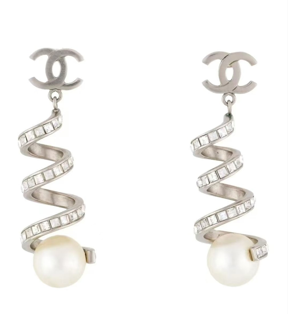 CHANEL Crystal and Pearl Spiral Drop Earrings: Brand:Chanel Model No.:B18S 2010YR Sizs:N/A Material:Metal/Strass/PVC Accessories:Box