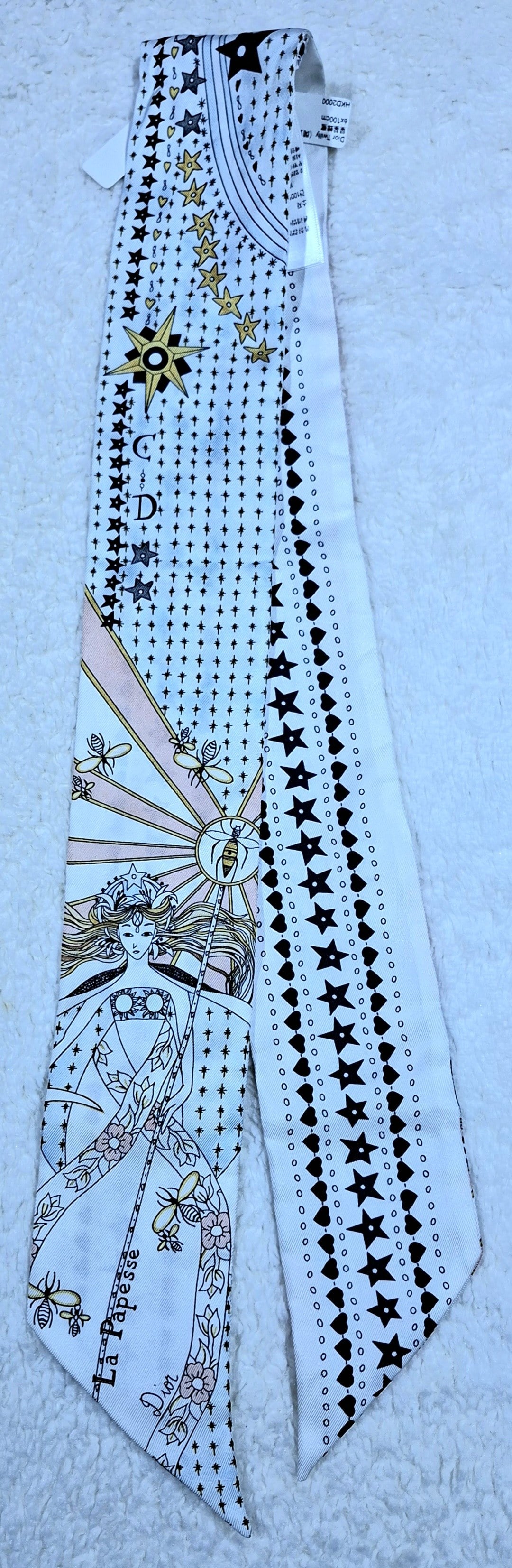 CHRISTIAN DIOR Papesse Tarot Mitzah Twilly: Item Name:Christian Dior Papesse Tarot Mitzah Twilly Brand:Christian Dior Model No.:7007721 Sizs:100cm*6cm Material:Silk Accessories:N/A