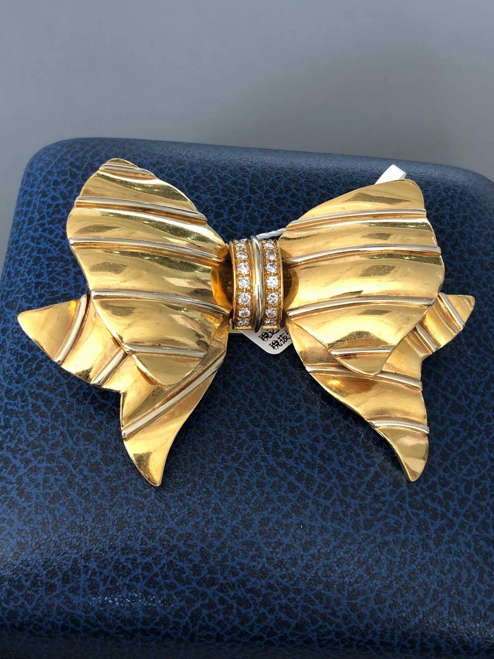 REPOSSI K18 Brooch: Type:Brooch Item Name:REPOSSI K18 Brooch Diamond:1.90ct Model No:2864AL Size:Medium Metal:18K Signed By:REPOSSI Accessories:N/A