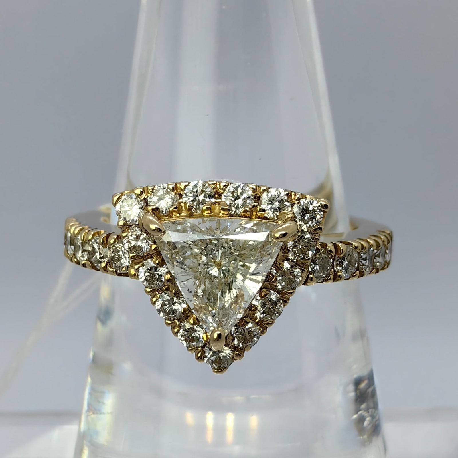 K18 Diamond Ring: Type: Ring Metal:K18 Yellow Gold Diamond:1.09ct Diamond:0.77ct Size:6(US) Signed By: N/A