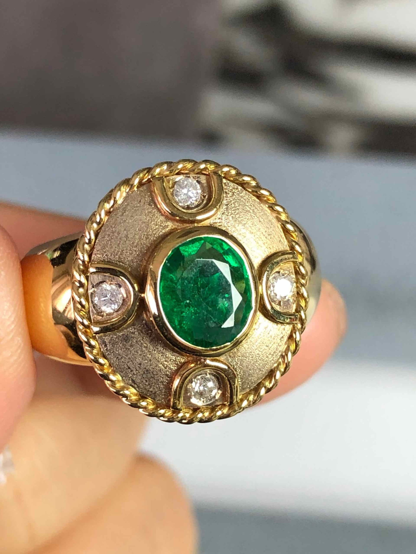 K18YG EMERALD Ring: Type:RING Item Name:K18YG EMERALD Ring Metal:18K Size:6.5(US) Accessories: DIA