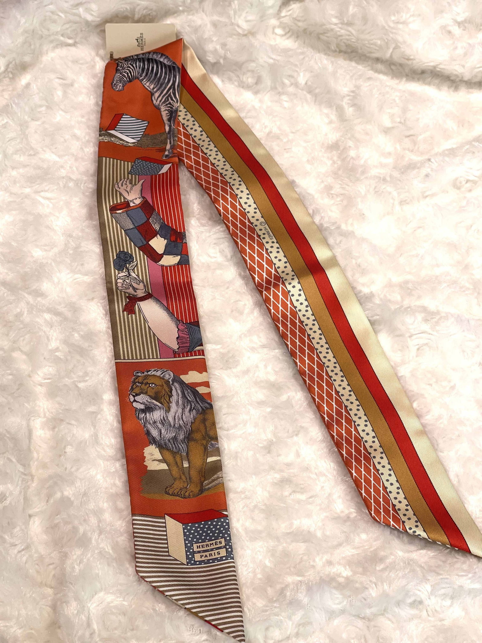 HERMES Grand Theatre Nouveau Twilly: Item Name:Hermes Grand Theatre Nouveau Twilly Brand:Hermes Model No.:H063761S 22 Sizs:86cm*5cm Material:Silk Accessories:Box