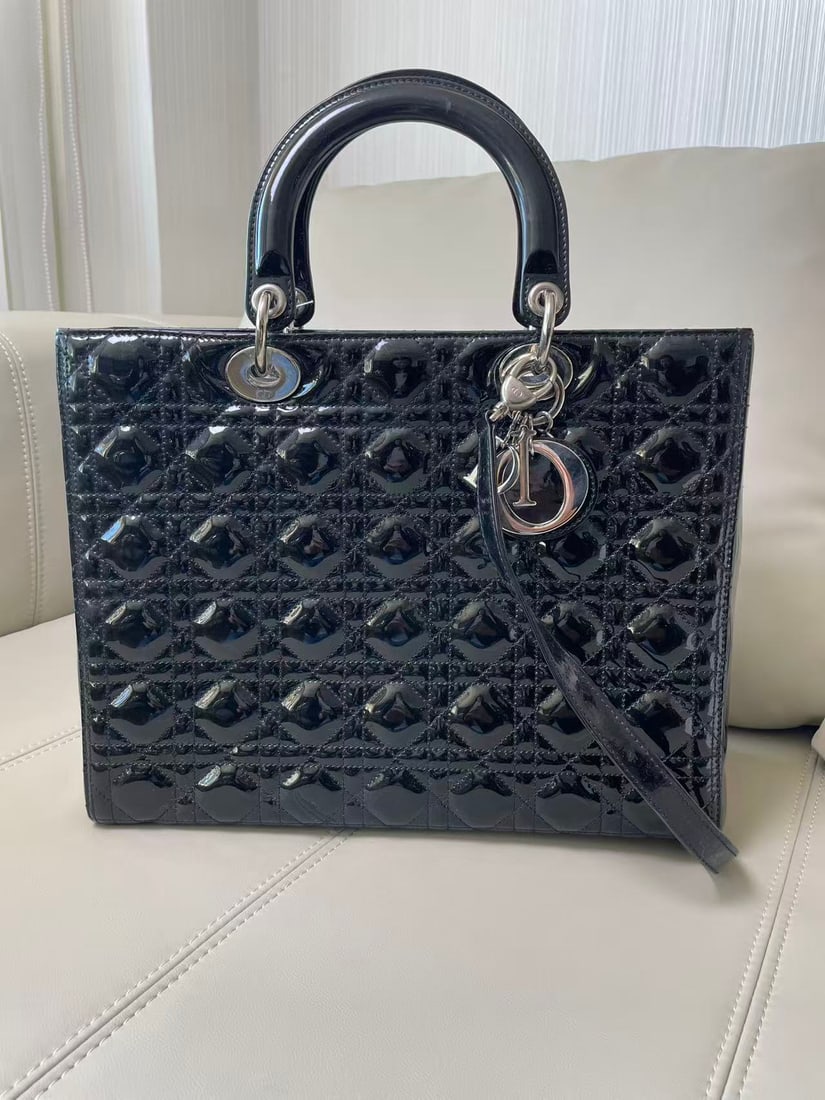 CHRISTIAN DIOR Lady Dior Cannage Large Bag: Item Name: Christian Dior Lady Dior Cannage Large Bag Brand: CHRISTIAN DIOR Model No.: 11-MA-0142 Sizs:31.5cm*24cm*12cm Color: Black Material:Patent Leather Strap drop length: 45cm Accessories:N/A