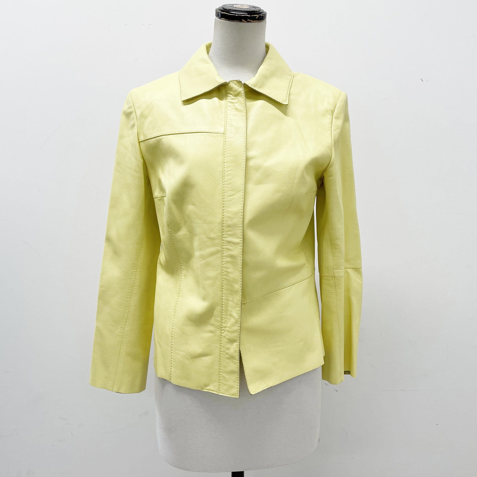 VALENTINO Jacket MISS V Yellow: Brand:VALENTINO Model No.: N/A Sizs:38 Material:Leather Color:Yellow Accessories:N/A
