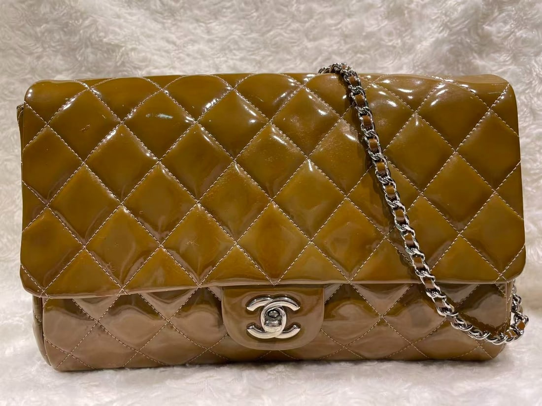 CHANEL Timeless Classique Patent Leather Crossbody Shoulder Bag: Item Name: Chanel Timeless Classique Patent Leather Crossbody Shoulder Bag Brand: CHANEL Model No.: 15312221 Sizs:27cm*19cm*5cm Color: Orange Material:Patent Leather Accessories:N/A