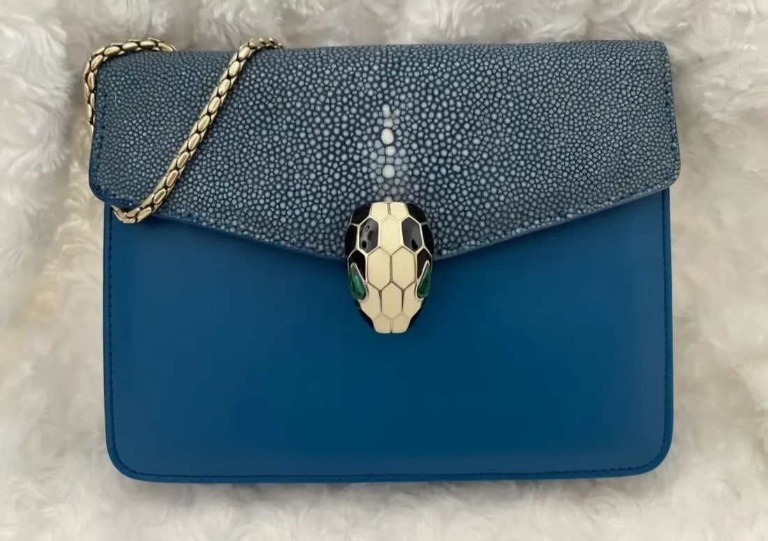 BVLGARI BULGARI Serpenti Forever Square Bag: Item Name: BVLGARI Serpenti Forever Square Bag Brand: BVLGARI Model No.: 2593637Y Sizs:20cm*15cm*4cm Color: Blue Material:Fish Skin/ Lamskin Accessories:Raincoat/Dust Bag