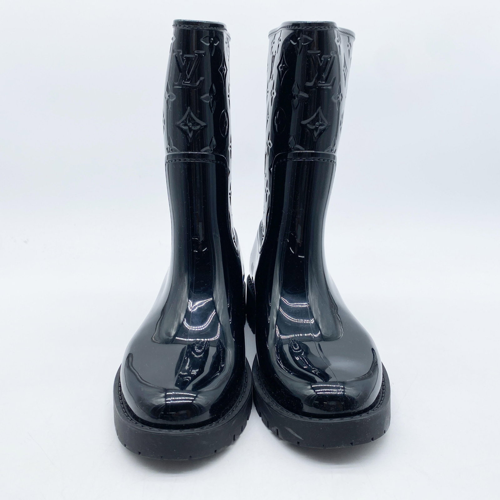 LOUIS VUITTON RAINBOOTS: Item Name:LOUIS VUITTON RAINBOOTS Brand:LOUIS VUITTON Model No:1A8QV0 Color:Black Size:38 Accessories:BOX;DUST BAG