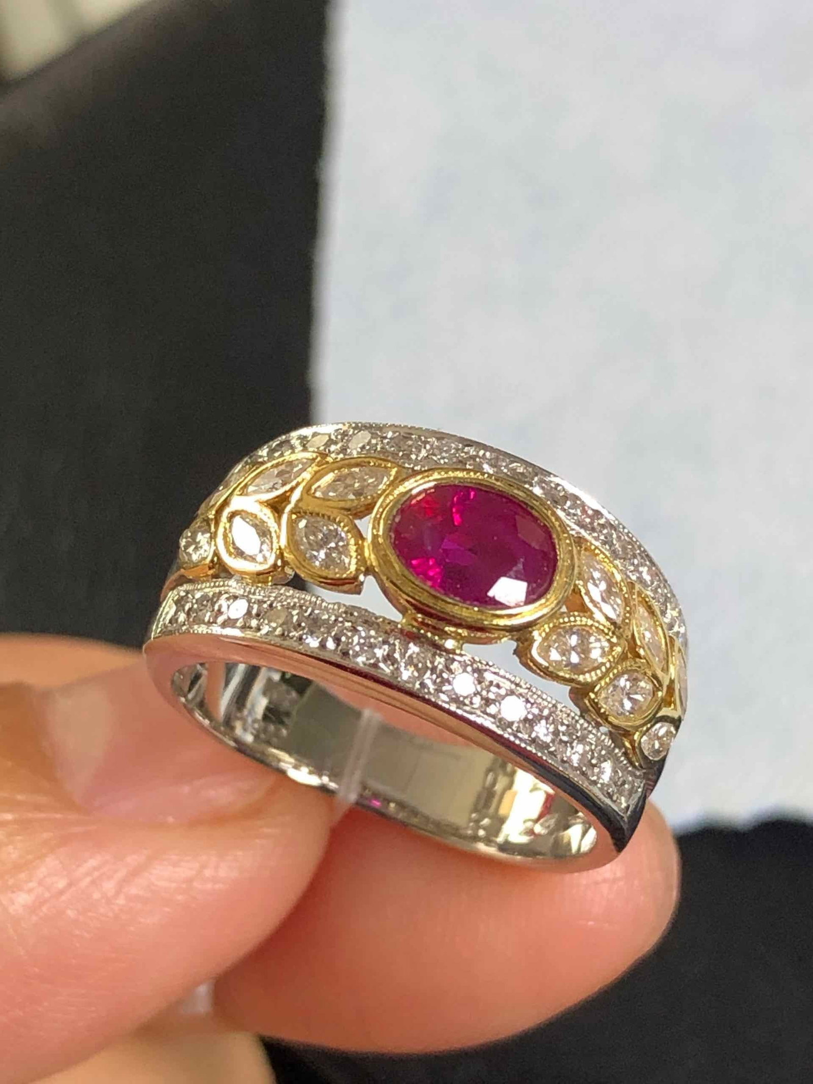 K18/PT900 RUBY RING: Type:RING Diamond:1.208ct Ruby: 1.24ct Metal:18K/PI900 Size:6.5(US) Accessories:N/A