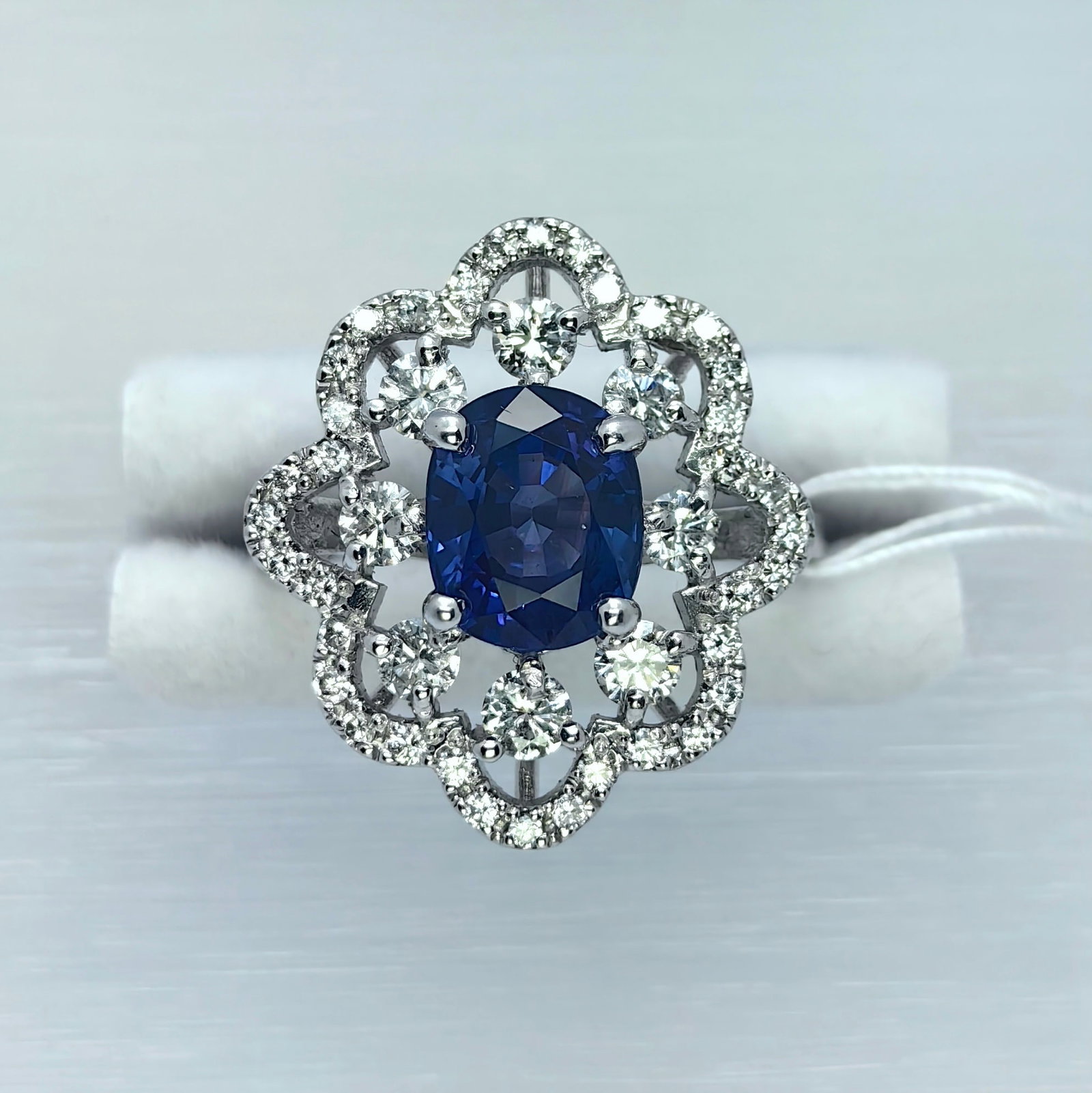 Pt900 Sapphire Diamond Ring: Type: Ring Metal:Platinum Sapphire:2.018ct Diamond:0.96ct Size:6(US) Signed By: N/A