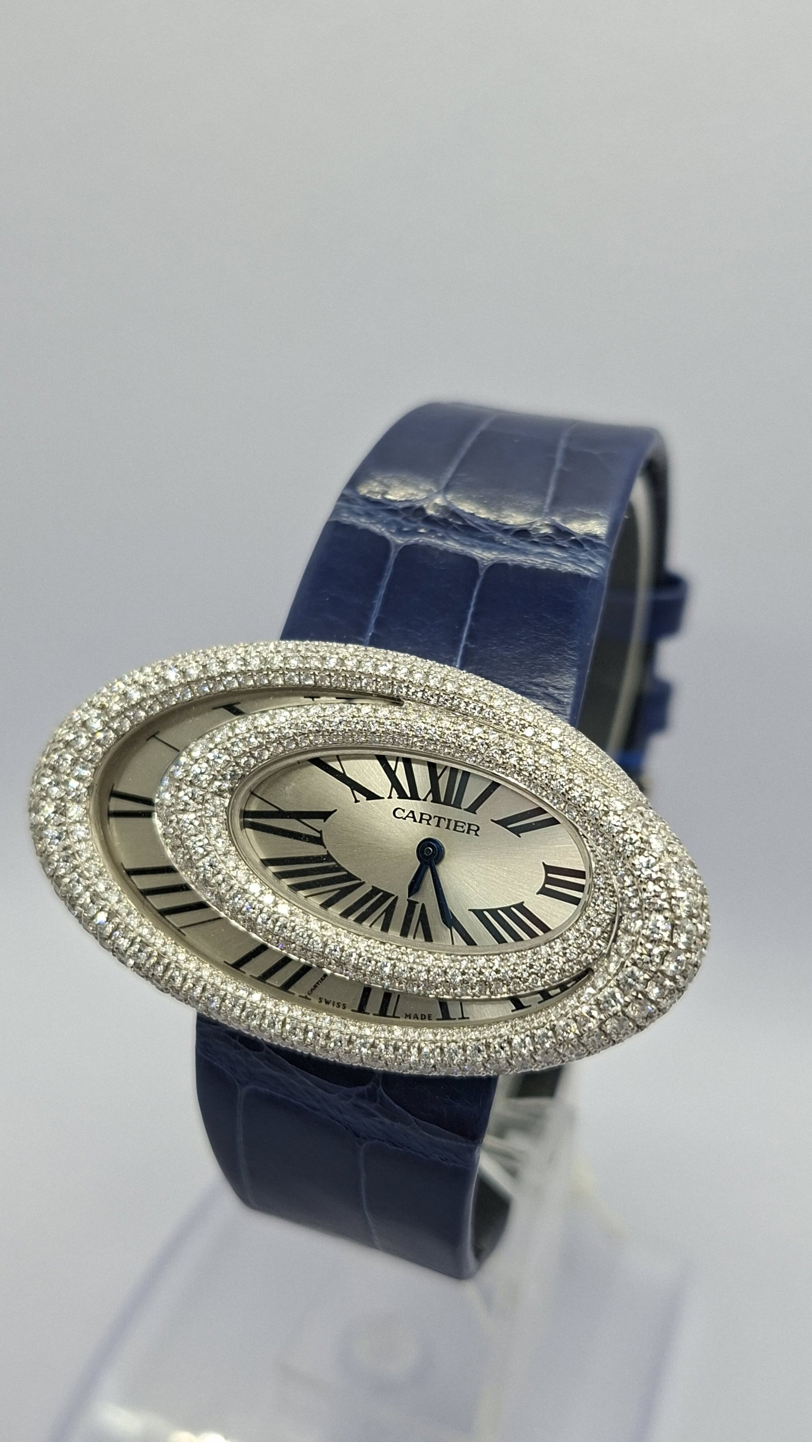 CARTIER Hypnose Baignoire Daimond Wristwatch: Type: Watch Model: Hypnose Case Material: 18K;Daimond Movement: Quartz Band Material: Alligator Dial Color: White Gold Case Size: 46.7mm*26.3mm Wrist Size: 18.5cm Accessories:Repir Certificate/Origin