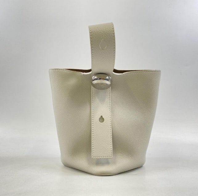 LOEWE Bucket White Leather Handbag: Brand:Loewe Material:Leather Model No.: N/A Sizs:17*19*15cm Accessories: N/A
