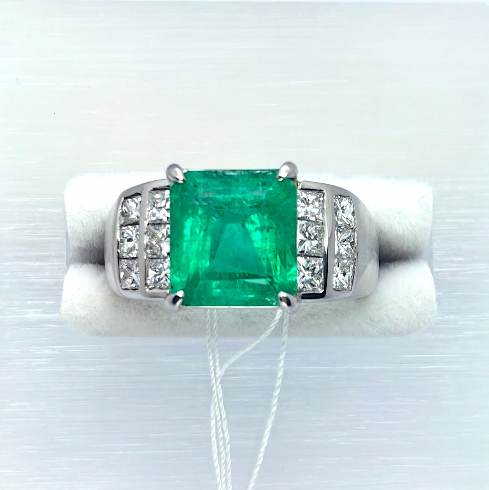 Pt900 Emerald Diamond Ring: Type: Ring Metal:Platinum Emerald:3.20ct Diamond:0.87ct Size:7(US) Signed By: N/A