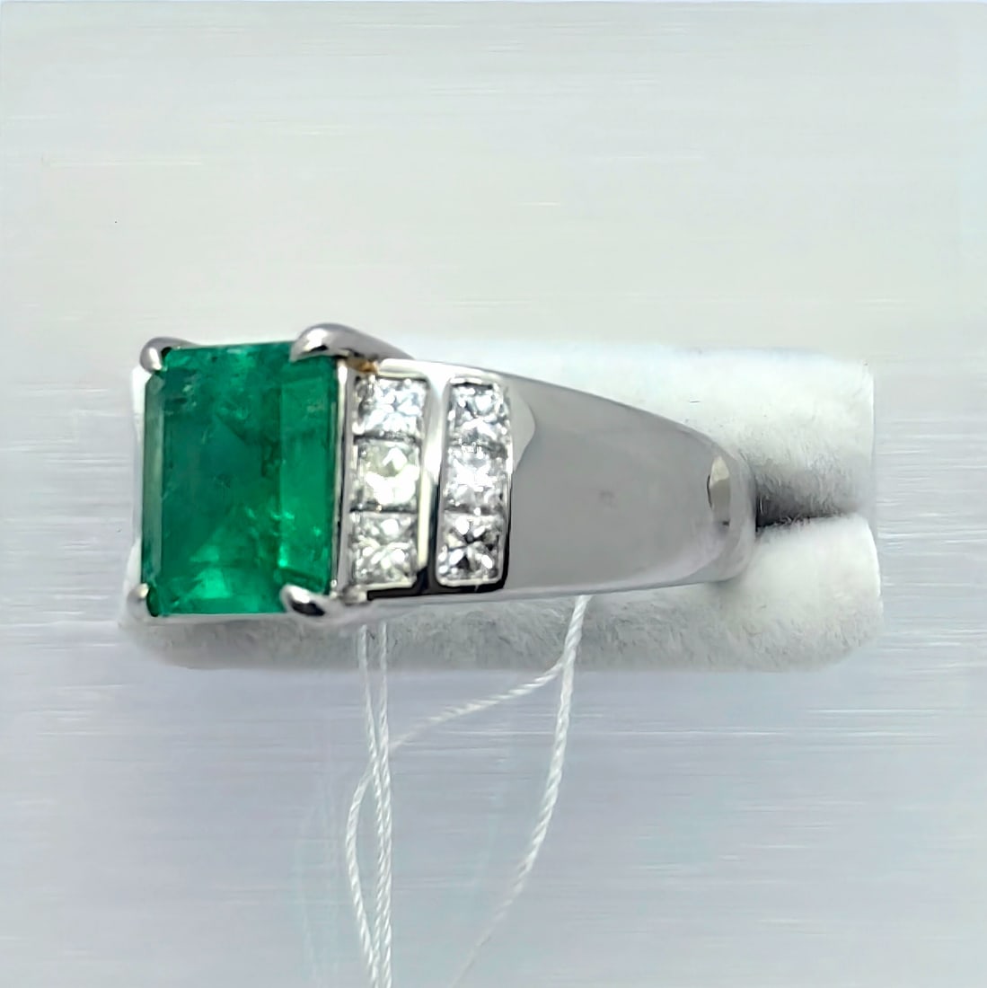 Pt900 Emerald Diamond Ring - 2