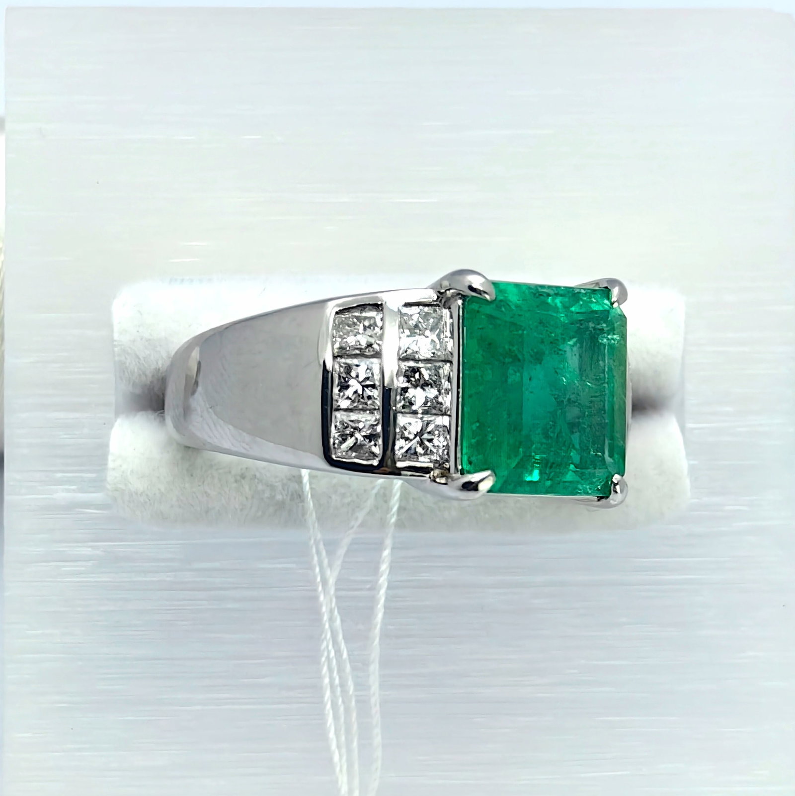 Pt900 Emerald Diamond Ring - 3