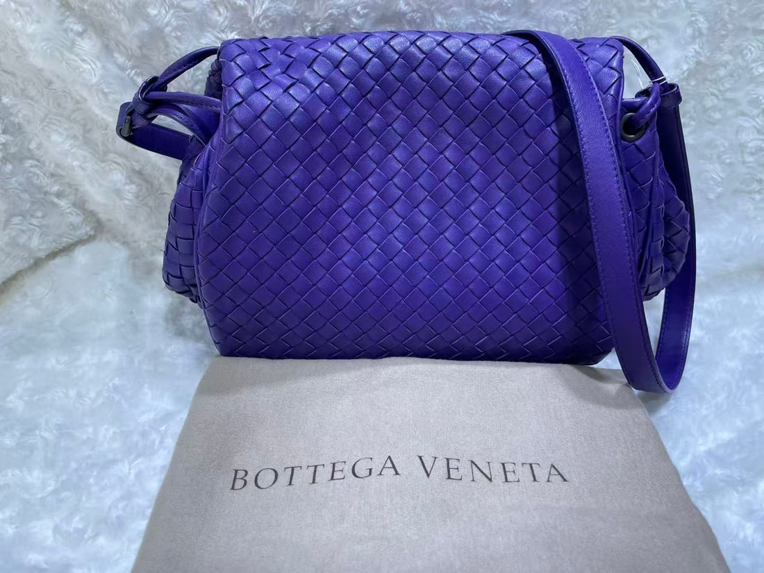 BOTTEGA VENETA Monalisa Message Bag: Item Name:Bottega Veneta Monalisa Message Bag Brand:BOTTEGA VENETA Model No.: B006548670 Sizs:27cm*23cm*7.5cm Color:Purple Material:Calfskin Accessories: Dust Bag/Mirror