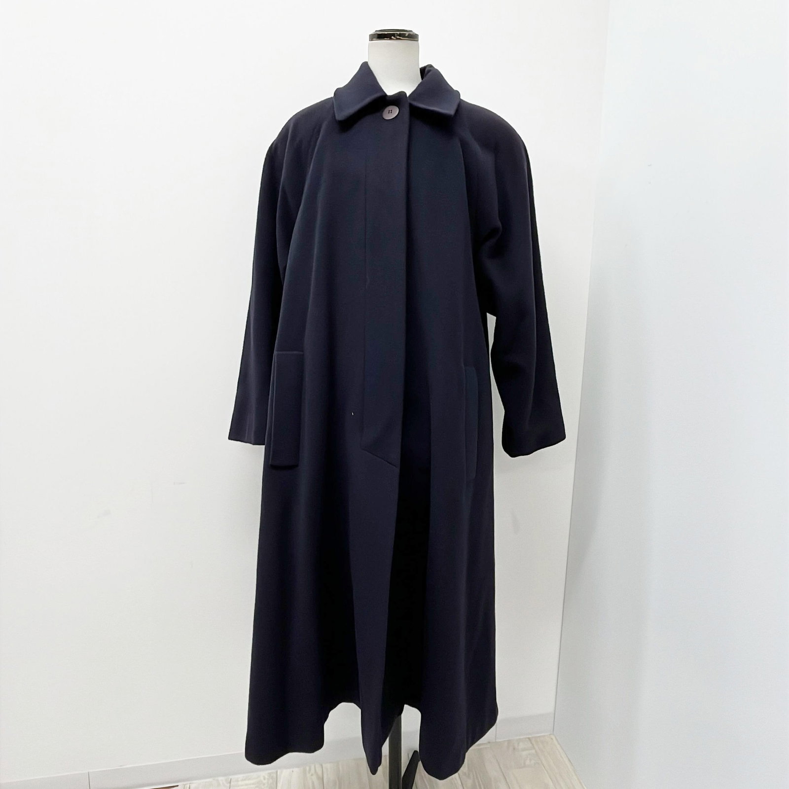 CHRISTIAN DIOR Long Wool Coats: Item Name:Christian Dior Long Wool Coats Brand:Christian Dior Model No.:N/A Sizs:4 Material:Wool Accessories:N/A