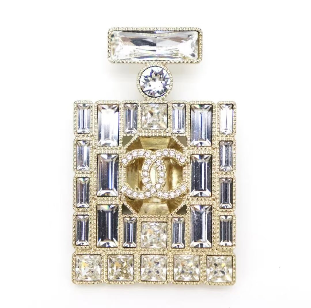 CHANEL 23 Bouteille de Parfum Strass Brooch: Item Name:Chanel 23 Bouteille de Parfum Strass Brooch Brand:Chanel Model No.: B24C 2024YR Sizs:6cm*4cm Material:Metal/Strass Accessories:Box