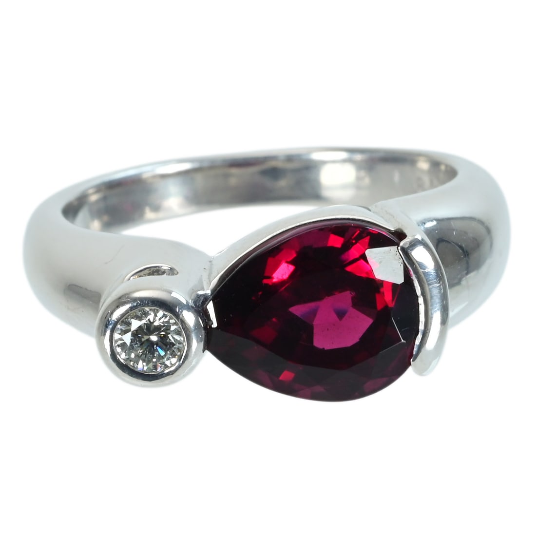 TASAKI Pt900 Garnet Diamond Ring: Brand:TASAKI Model No.:N/A Garnet:2.79ct Diamond:0.09ct Sizs:6.25(US) Material:Platinum Accessories:N/A