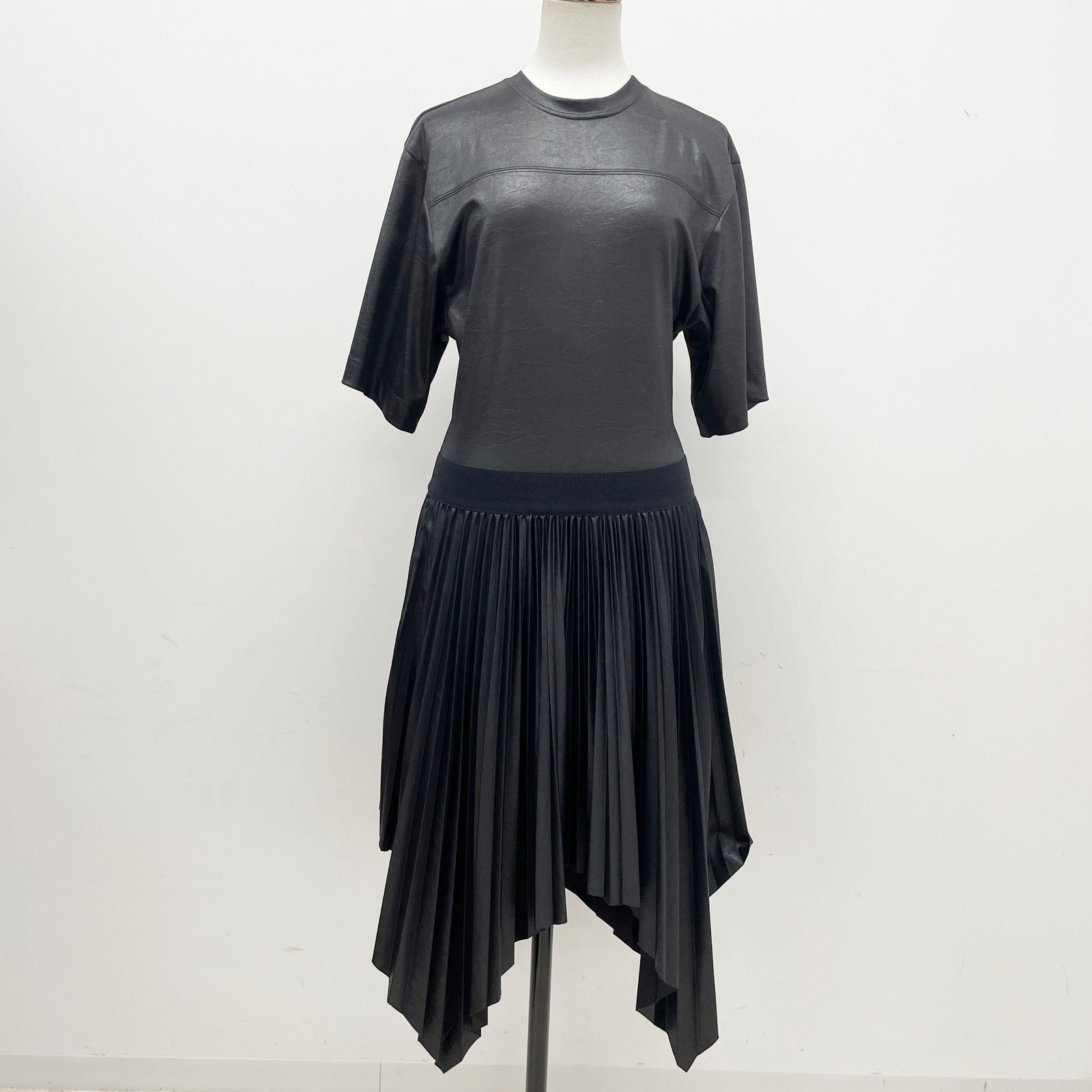 GIVENCHY SHORT SLEEVE DRESS: Item Name:GIVENCHY SHORT SLEEVE DRESS Brand:GIVENCHY Model No:BW21323Z4N Material:COTTON Size:34 Accessories:N/A