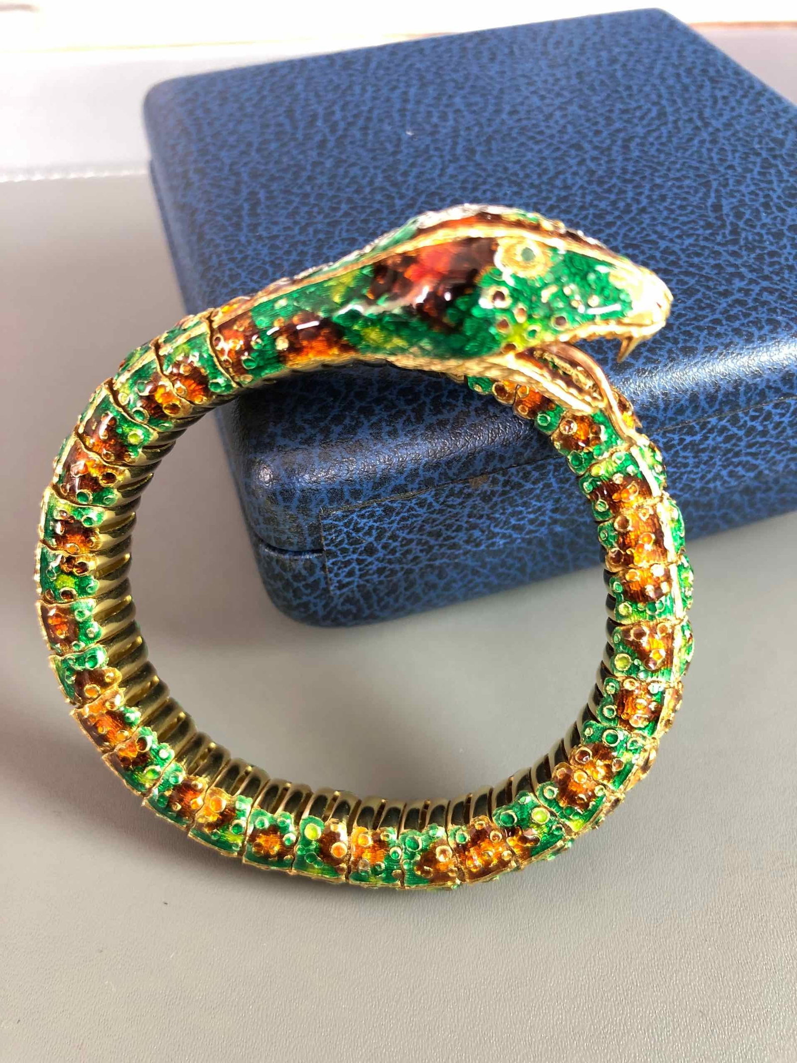 K18 Enamel gold snake bracelet: Type:bracelet Model No:635AL Diamond:0.10ct Metal:18K Size:16.5# Accessories:N/A