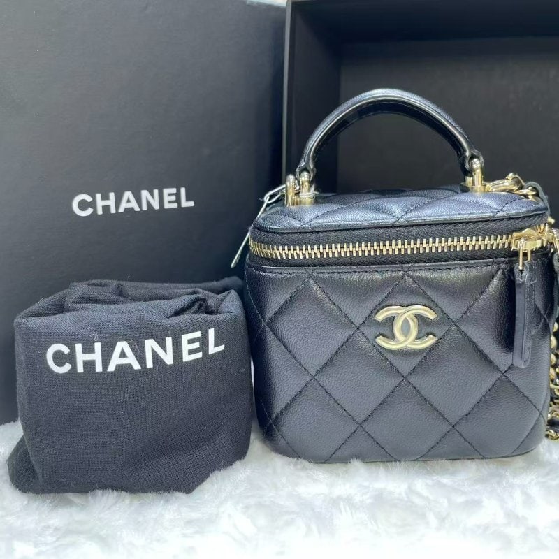 CHANEL Chanel 22C Classic Mini Vanity: Item Name:Chanel 22C Classic Mini Vanity Brand: CHANEL Model No.:J6TLXCL1 Size:11cm*8.5cm*7cm Color:Black Material:Lambskin Accessories:Dust Bag/Box