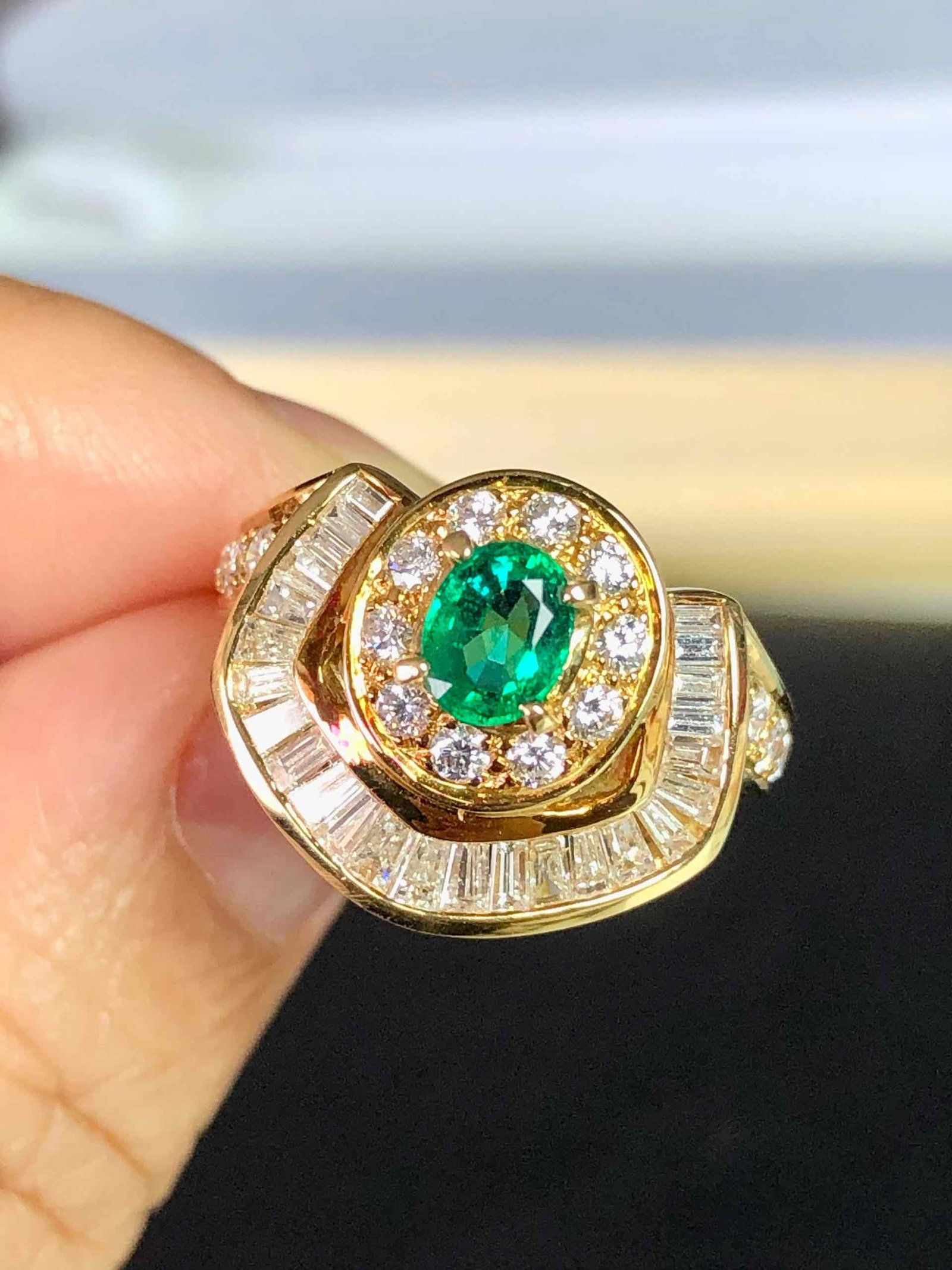 K18 EMERALD RING: Type:RING Diamond:1.22ct EMERALD:0.53ct Metal:18K Size:6.5(US) Accessories:N/A