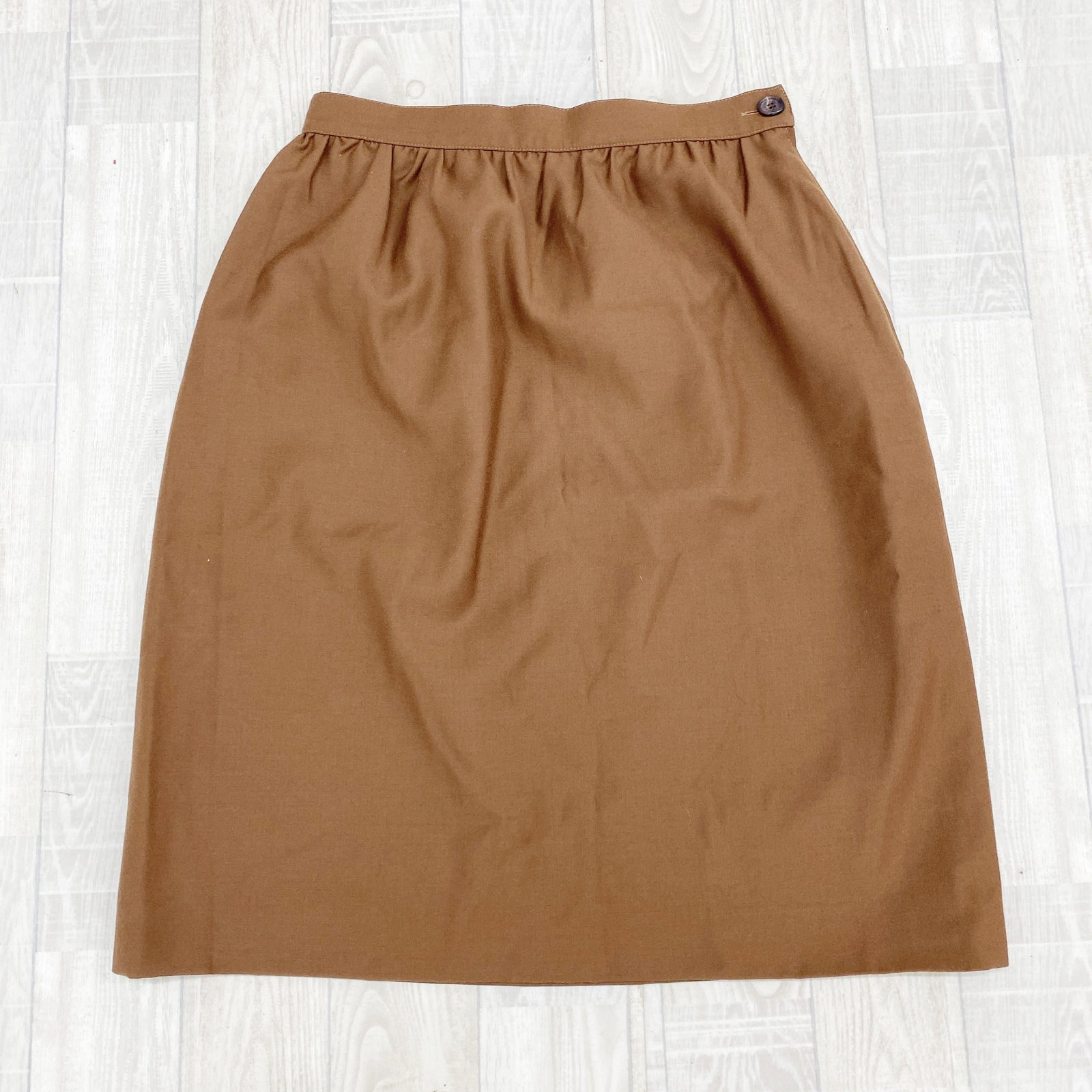 FENDI SKIRT WOOL BROWN: Type:SKIRT Item Name:FENDI SKIRT WOOL BROWN Brand:FENDI COLOR:BROWN Size:#44 Accessories:N/A