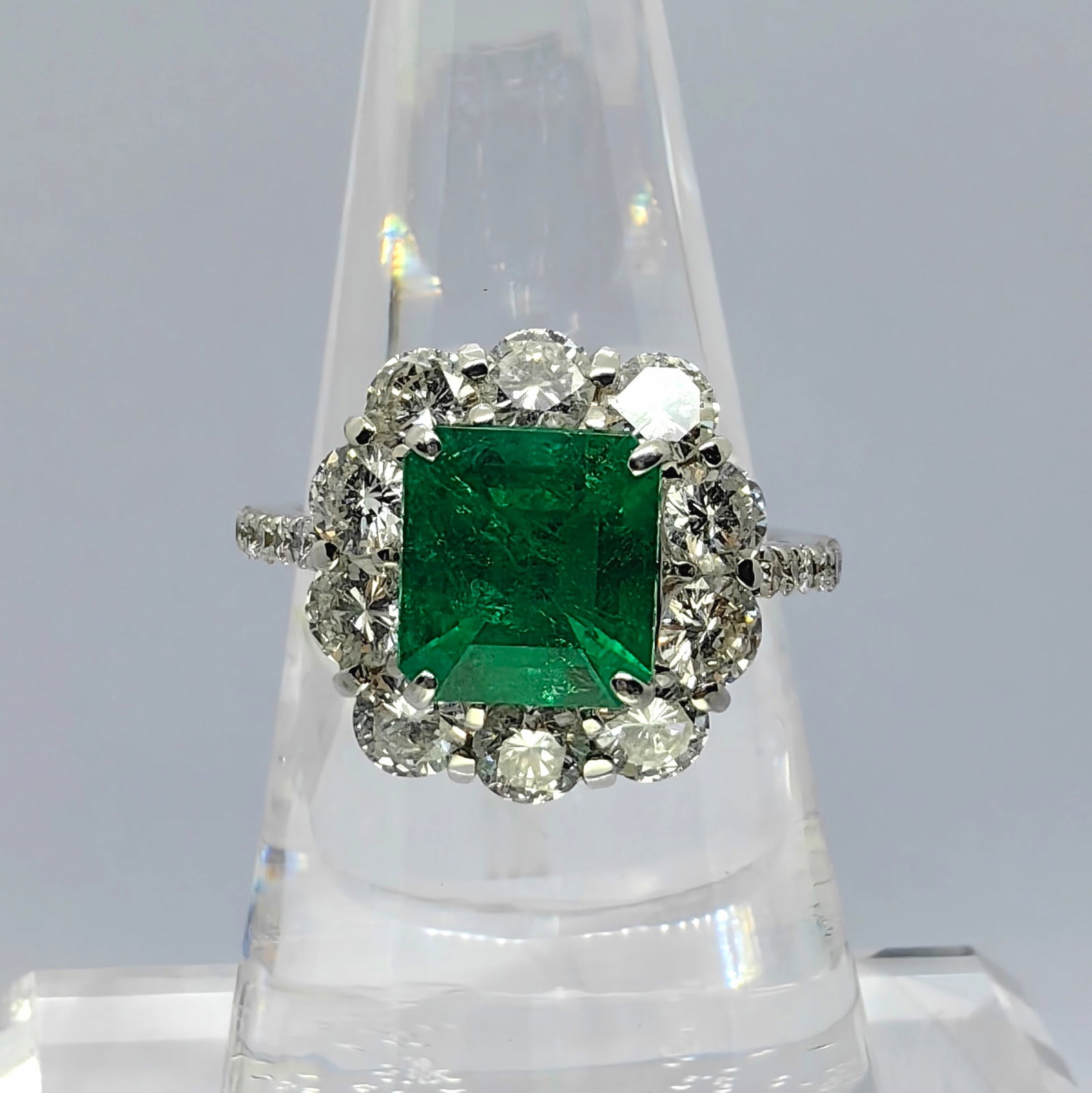 K18 Colombia Emerald Muzo Diamond Ring: Type: Ring Metal:18K White Gold Diamond:2.25ct Size:6(US) Signed By: N/A