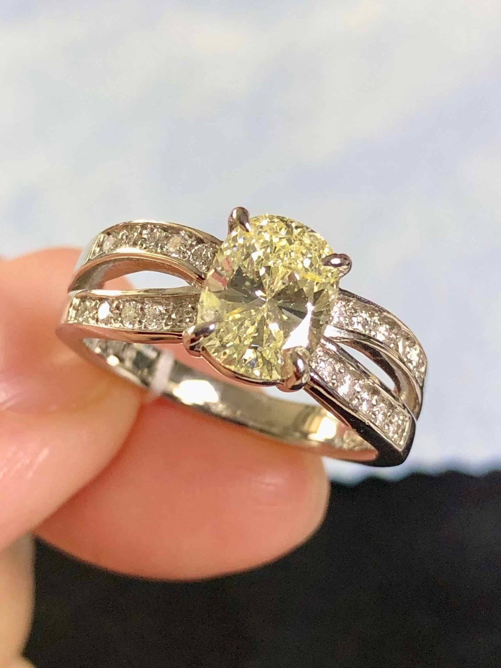 PT900 DIAMOND RING: Type:RING Diamond:1.503ct Diamond:0.21ct Metal:PT900 Size:6.5(US) Accessories:N/A