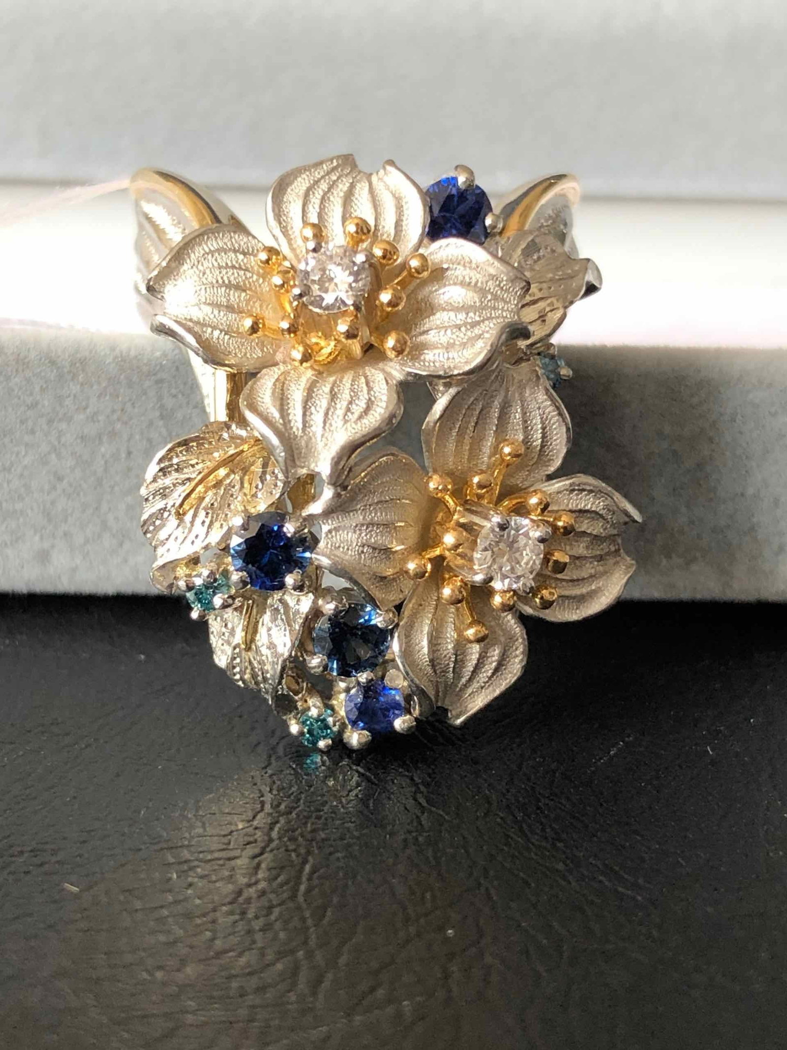 PT900/K18 SAPPHIRE DIAMOND RING: Type:RING Item Name:PT900/K18 SAPPHIRE DIAMOND RING Diamond:0.26ct SAPPHIRE:0.58ct Metal:18K/PT900 Size:6.75(US) Signed By:???? Accessories: