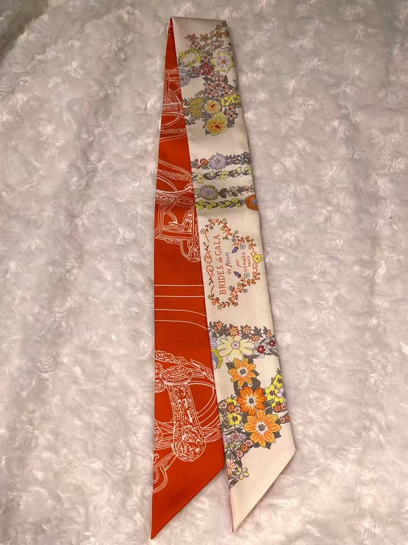 HERMES Grand Theatre Nouveau Twilly Scarf: Item Name:Hermes Sac Harnais de Coeur Twilly Scarf Brand:Hermes Model No.:H063761S 22 Sizs:86cm*5cm Material:Silk Accessories:Box