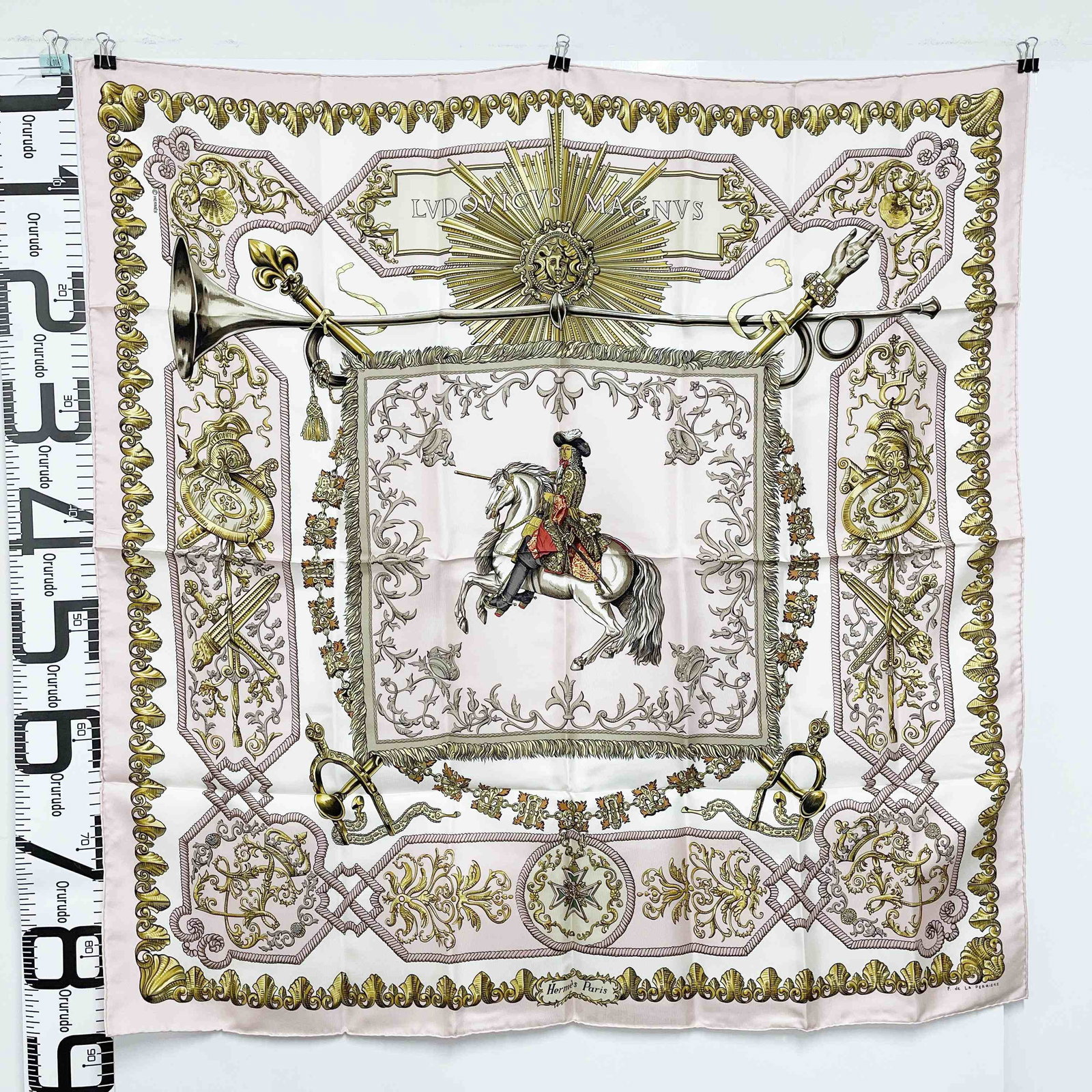 HERMES Kare 90 Ludovicus Magnus Louis XIV Scarf: Item Name:HERMES Kare 90 Ludovicus Magnus Louis XIV Scarf Brand:Hermes Model No.:N/A Size:88cm*88cm Material:Silk Accessories:Bag