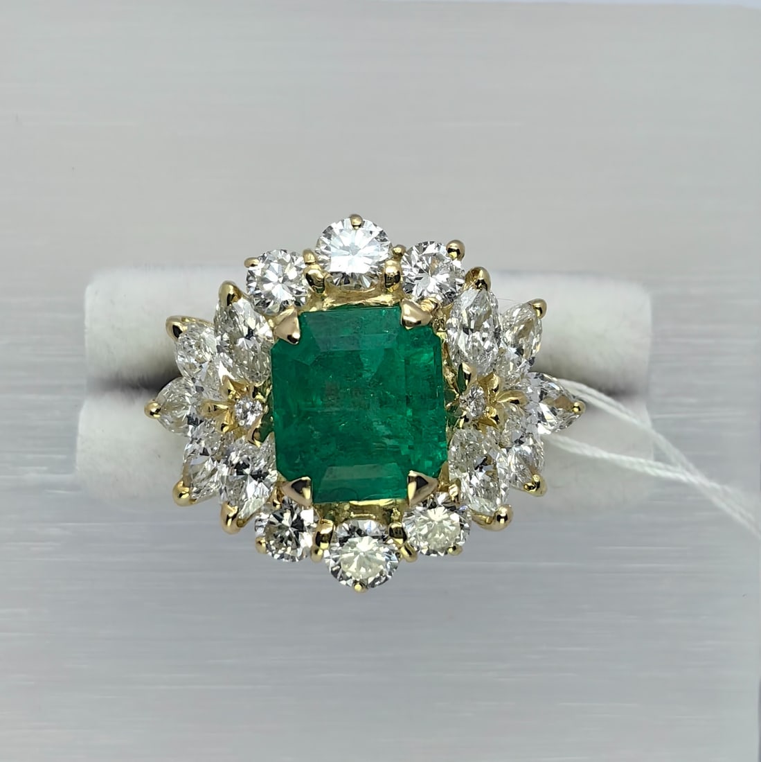 K18 Emerald Diamond Ring: Type: Ring Metal:K18 Yellow Gold Emerald:2.86ct Diamond:1.5ct Diamond:0.69ct Size:6.5(US) Signed By: N/A