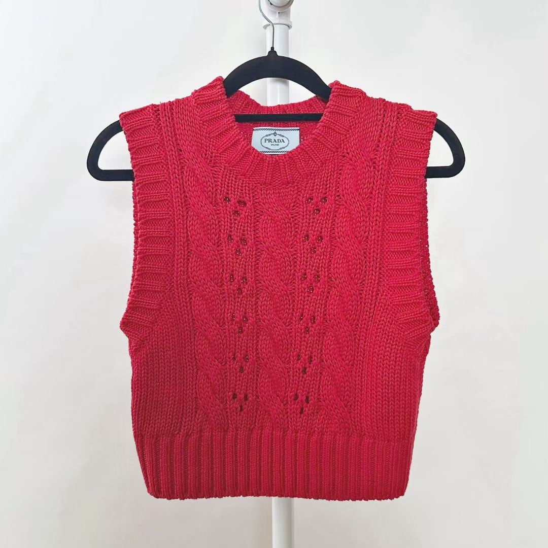 PRADA RED KNIT SWEATER: Item Name:PRADA RED KNIT SWEATER Brand:PRADA Model No:KSAX Material:KNIT Size:SMALL (BUST: 85CM) Accessories:N/A