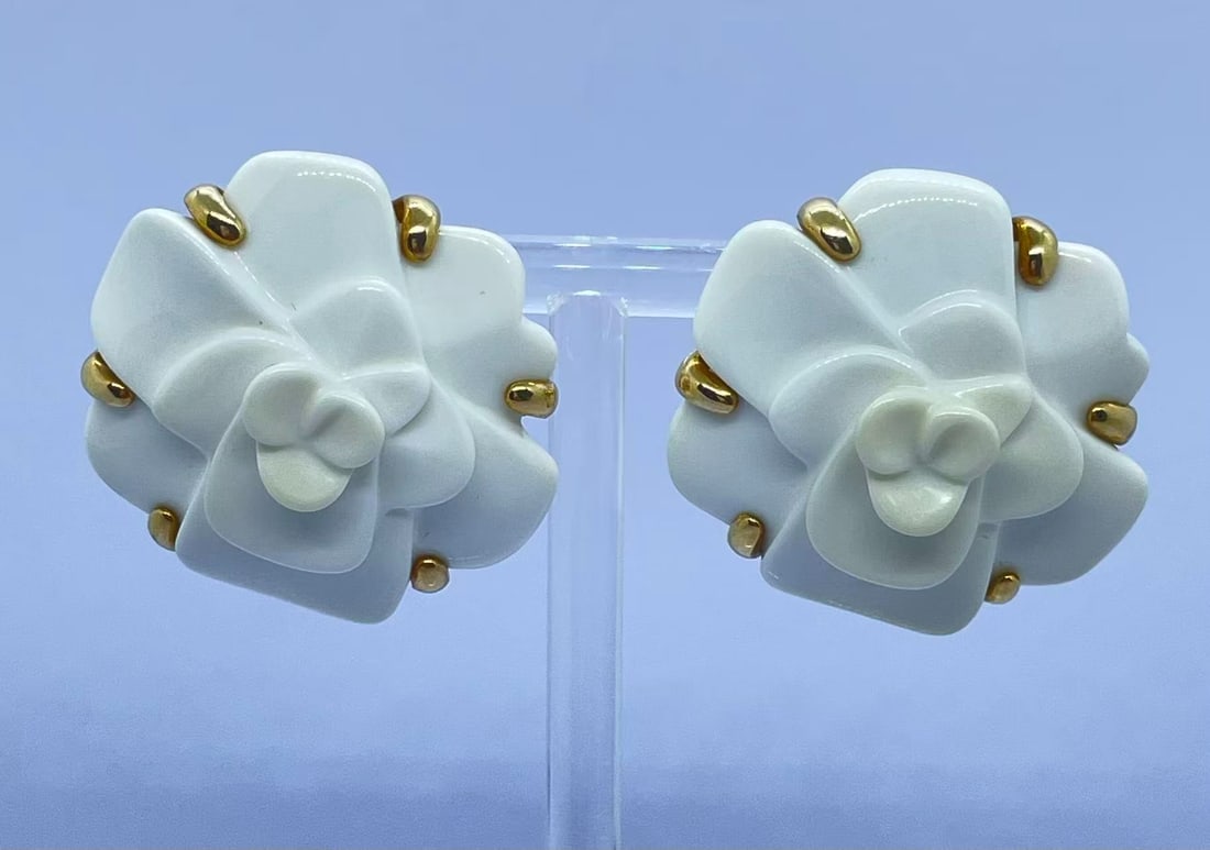 CHANEL K18 Camelia Earring: Type: Earring Metal:18K Diamond:N/A Size:N/A Signed By:CHANEL