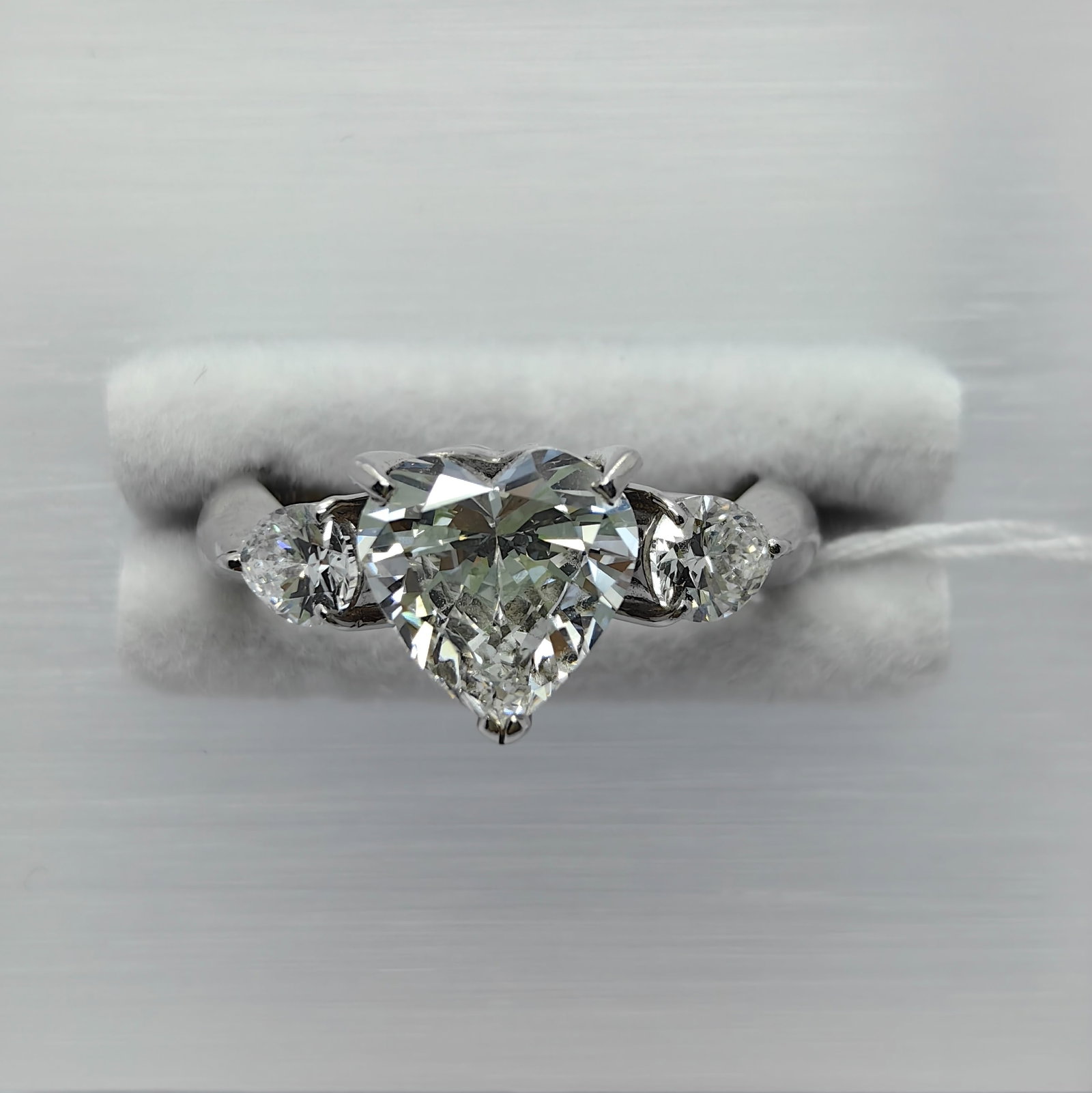 Pt900 Diamond Ring (1 of 3)
