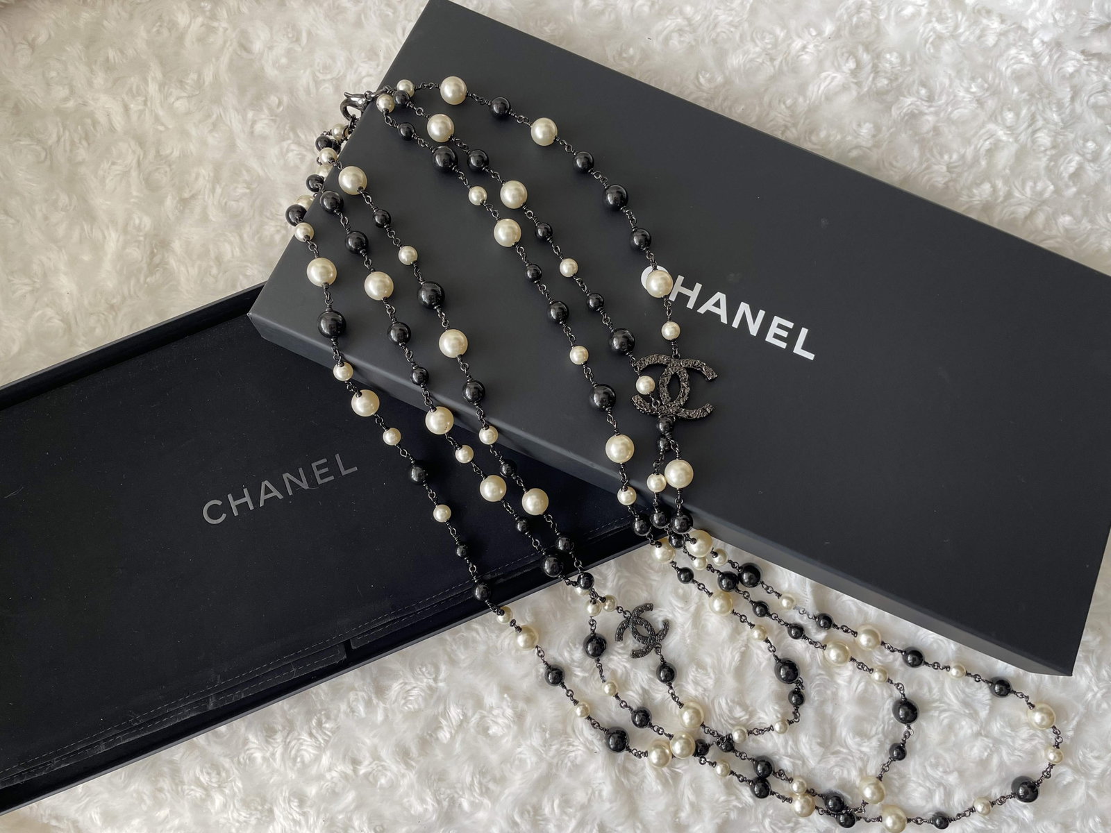 CHANEL CC Pearl Necklace: Item Name:Chanel CC Pearl Necklace Brand:Chanel Model No.:B11P Sizs:92cm Material:PVC/Metal Color:Black/White Accessories:Box