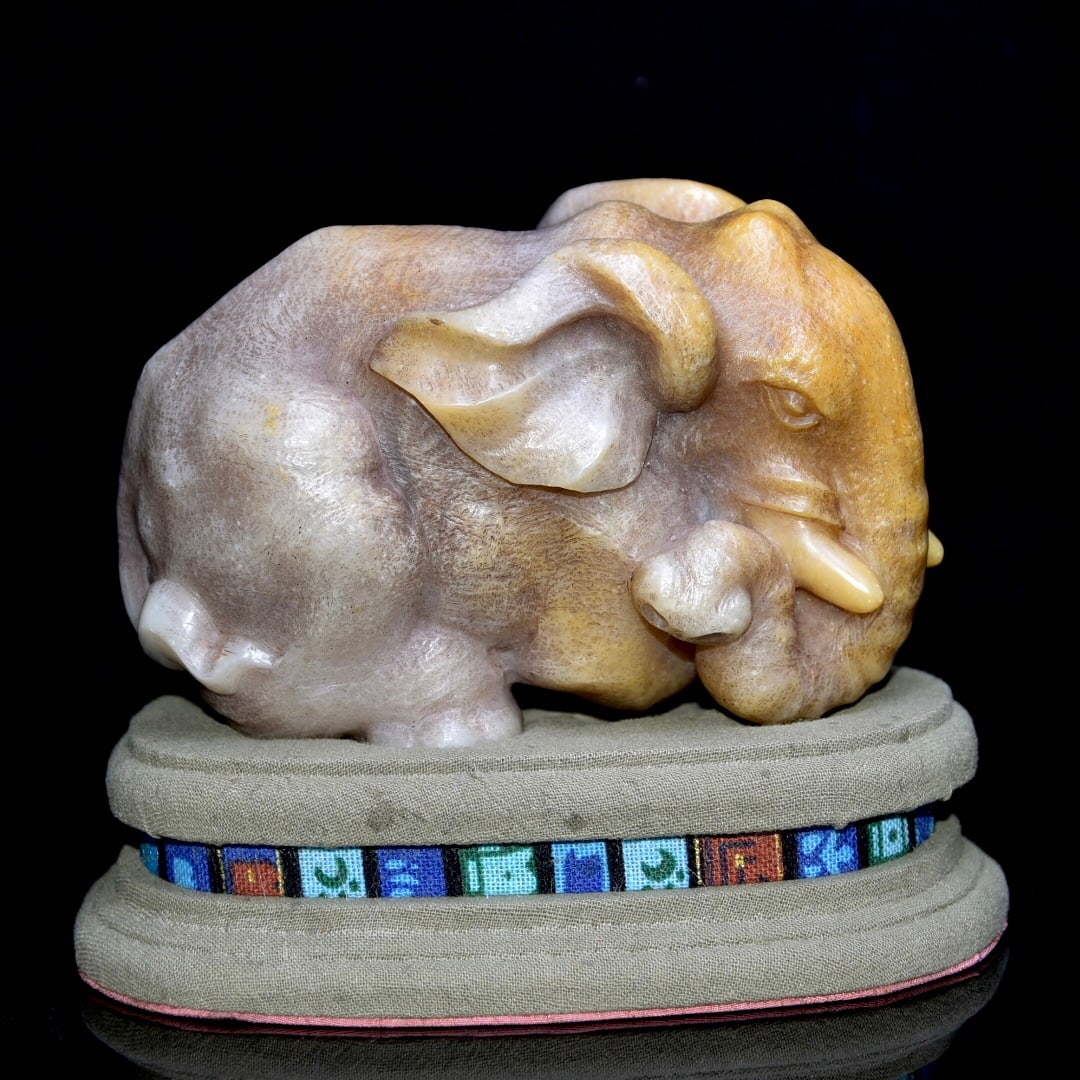 Old Collection Shoushan Tianhuang Stone Carved Elephant Statue: Old Collection Shoushan Tianhuang Stone Carved Elephant Statue Dimensions: Approx. 15 × 8 × 12 cm (including base) Height (without base): Approx. 9 cm Weight: Approx. 1273 g