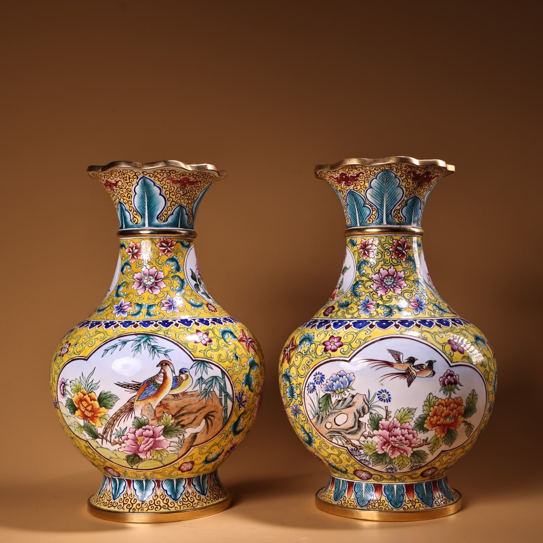 A Pair Qing Dynasty Imperial Court Rare Copper-Body Handmade Cloisonne Enamel Vase (1 of 9)