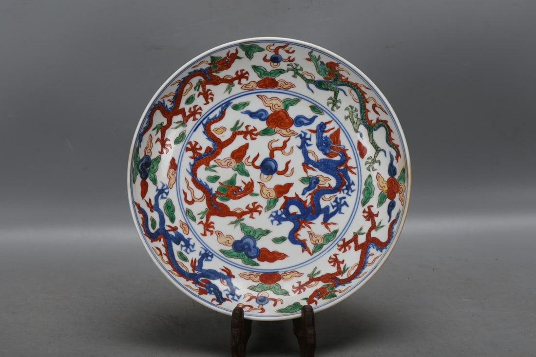 Ming Dynasty Wanli Period Wucai Porcelain Plate with Dragon Motif: Ming Dynasty Wanli Period Wucai Porcelain Plate with Dragon Motif Size: Height: 4.5 cm Mouth Diameter: 22.5 cm Base Diameter: 14.5 cm