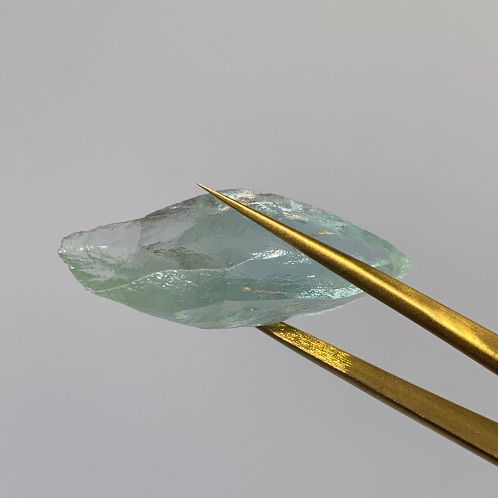 Rare Rough Aquamarine Mineral Specimen: A significant 18.93ct untreated aquamarine crystal specimen showing natural hexagonal structure and distinct pale blue coloration. Untreated aquamarine crystals of this 18+ carat mass are true geologi