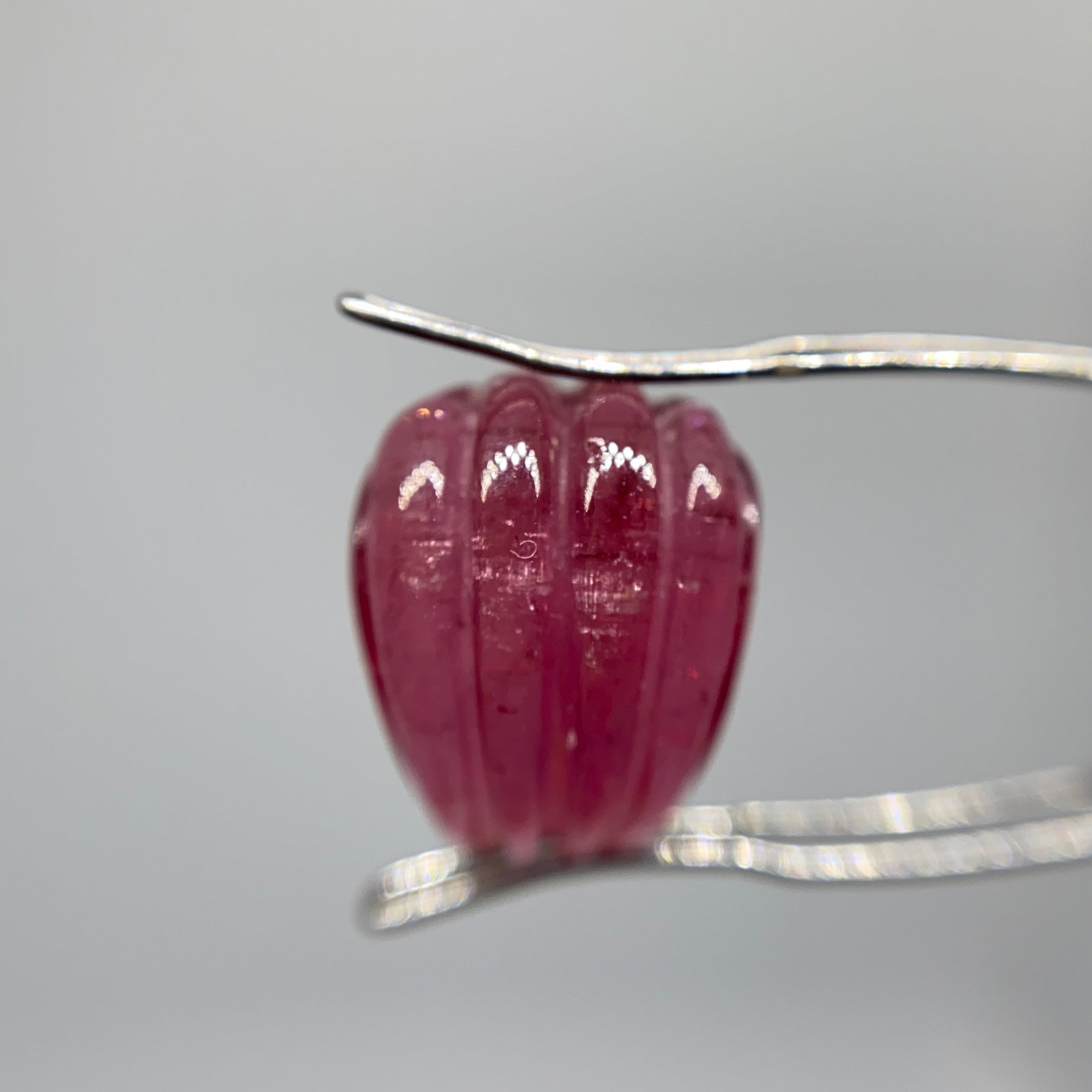 Rare Natural Pink Tourmaline Gemstone: A magnificent 9.20ct pink tourmaline with excellent transparency, brilliant faceting, and vivid primary color. Large-carat pink tourmaline with vivid primary color and high transparency is incredibly 