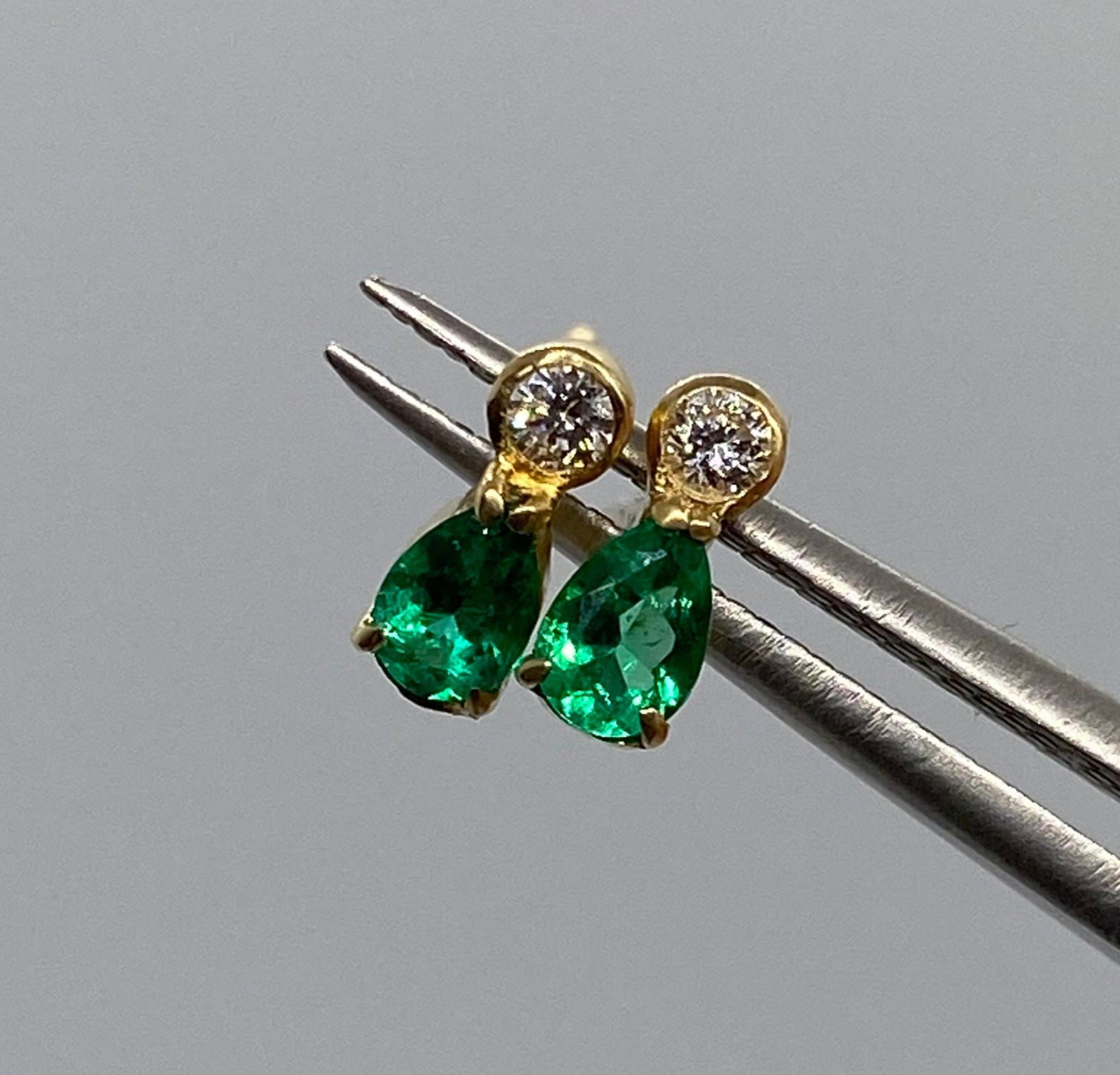 Heirloom 18K Gold VVS Diamond & Muzo Emerald Drop Earrings: Exquisite 1.04g 18K gold earrings set with brilliant lab grown VVS diamonds and highly prized, vibrant green Colombian Muzo emeralds. Vibrant Colombian Muzo emeralds of this clarity and color are amon